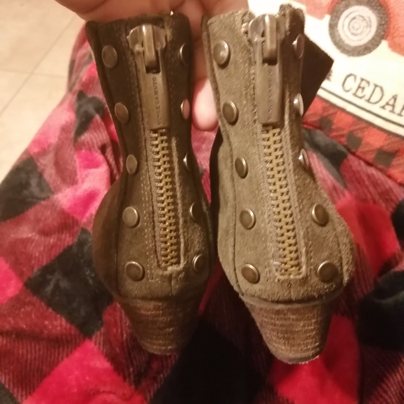 Cinza vince camuto army Green suede booties - Picture 5 of 5